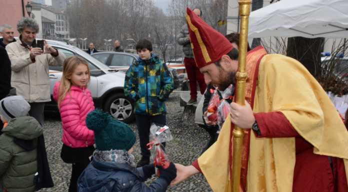 Don Filippo diventa San Nicolò e dona le mele ai bambini