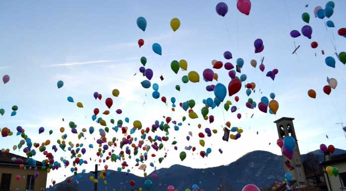 Mandello. Associazioni e solidarietà, poi i palloncini colorano il cielo