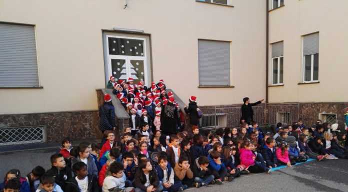 Belledo. I canti degli alunni festeggiano il Natale alla Oberdan