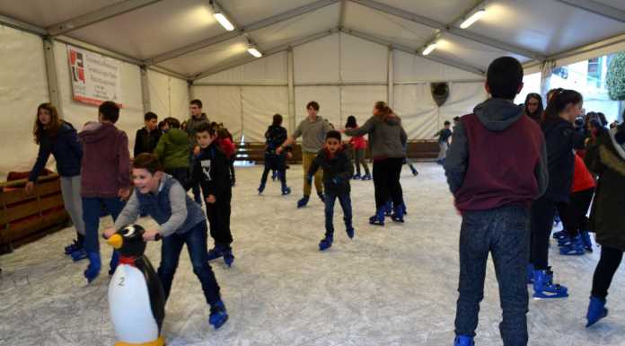 Mandello, tutti sui pattini! Inaugurata la pista del ghiaccio