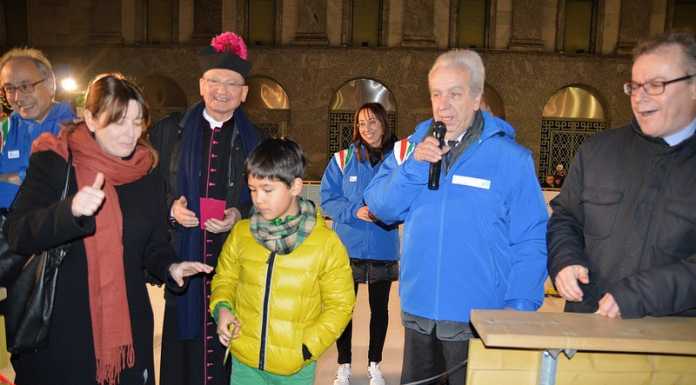 Si accende il Natale: illuminato l’albero e inaugurata la pista