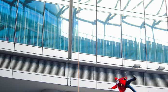 Milano. Arrampicate e calate con le Guide Alpine al Pirellone