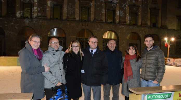 La Giunta in piazza per gli auguri: “2016 anno della ripartenza”