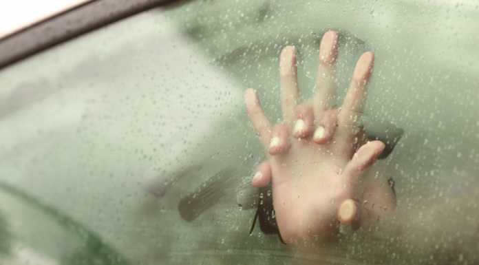 Si appartano, ma il cancello si chiude: piccioncini ingabbiati