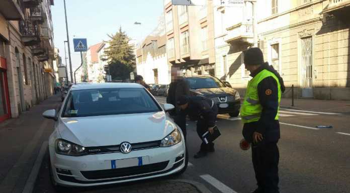 Lecco. Apre la portiera mentre passa una bici: ciclista a terra. Ricoverato