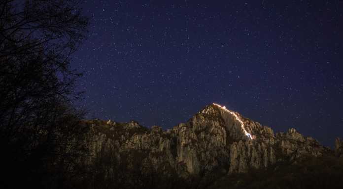 Moregallo, in tanti lungo la cresta Osa illuminata
