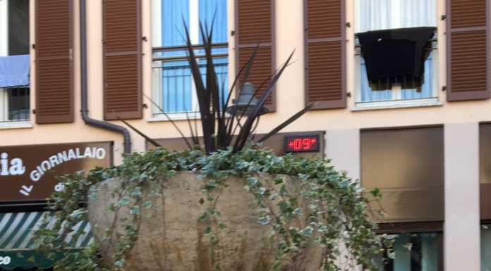 Olginate: la piazza fiorisce con Aido, ma qualcuno ruba gli ombrelli