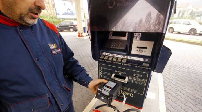 Malgrate: armati di piede di porco, saccheggiano il ‘self’ della Q8