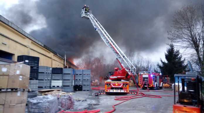 Garbagnate, a fuoco il capannone di un’azienda, Vvf al lavoro