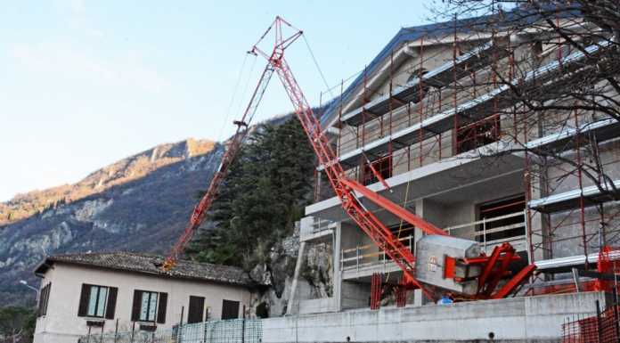 Varenna. Gru cade e si “appoggia” a una casa, riaperta la Sp 72