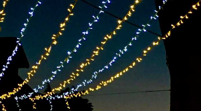 Castello si illumina di Natale: installate le luminarie, felici i residenti