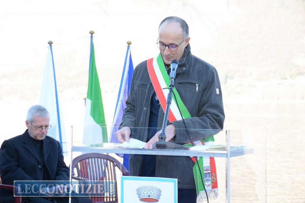 L'attuale sindaco di Malgrate, Flavio Polano, interviene alla cerimonia di intitolazione