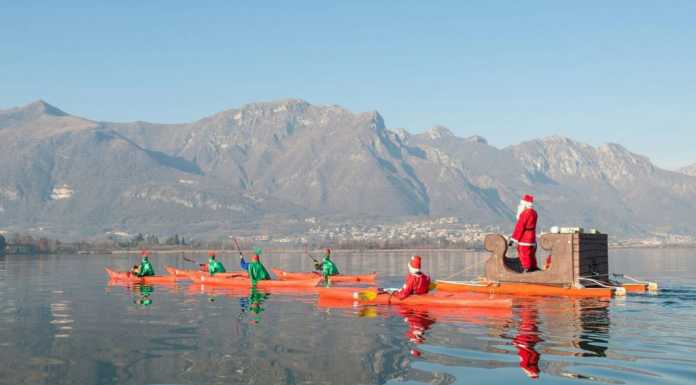 A Oggiono Babbo Natale arriva dal lago, in kayak.. e salva la Befana