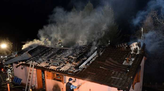 Perledo. Vigili del fuoco al lavoro per un tetto in fiamme