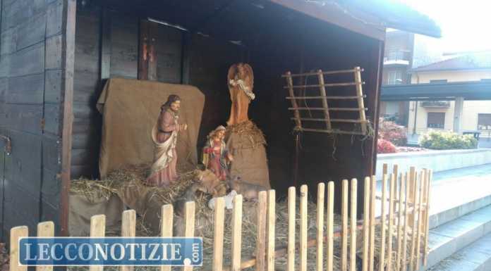 Calolzio. Danno fuoco alla paglia del presepe in piazza,”una vergogna”