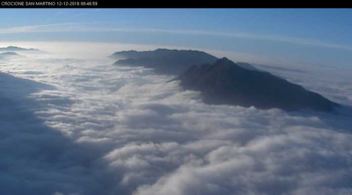Un “mare” di nuvole, nelle immagini dalla webcam del S. Martino