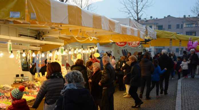 Acquate: bancarelle in piazza per Santa Lucia, esposta la reliquia