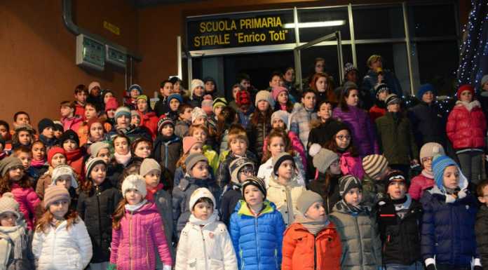 Maggianico: che festa coi bimbi della E. Toti, mercatino e cori natalizi