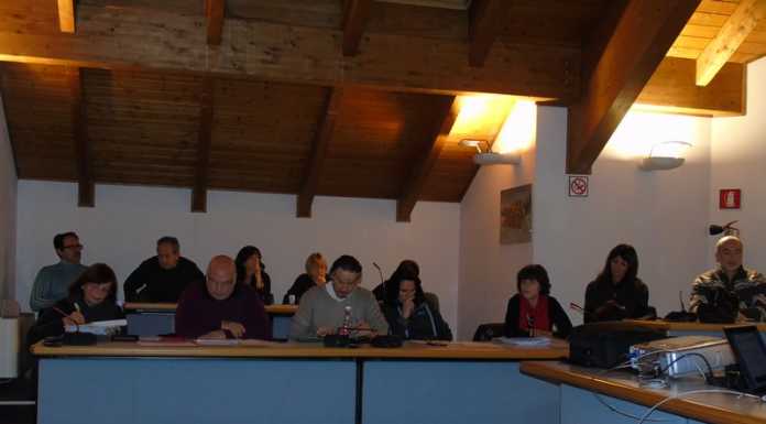 Calolzio. Le minoranze contro il piano scuola, congelato l’iter