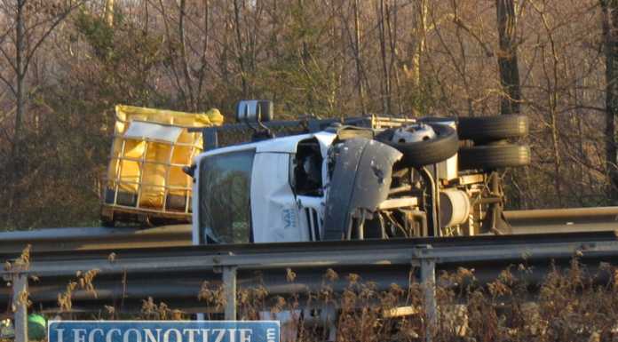 Camion ribaltato: pomeriggio ‘nero’ sulla SS36, ora riaperta