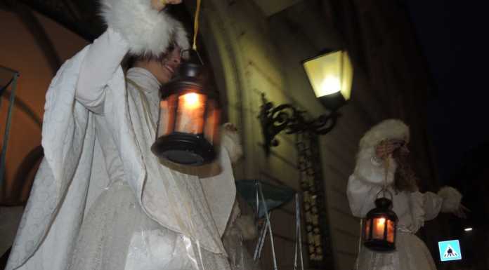 La Parata dei Fiocchi di Neve sfila per la città e incanta grandi e piccoli