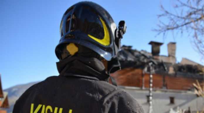 Incendio a Ballabio: in fiamme un tetto lungo la strada per i Resinelli