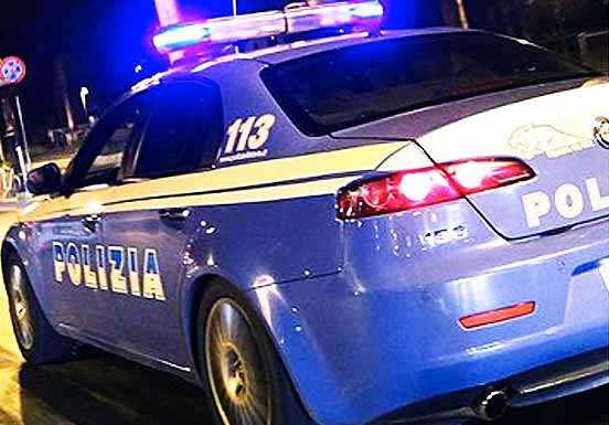 Tragedia a Como. Uccide la moglie a coltellate poi tenta di farla finita