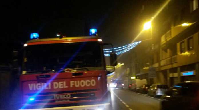 Si sporge dal balcone e allarma i passanti, intervengono i soccorsi