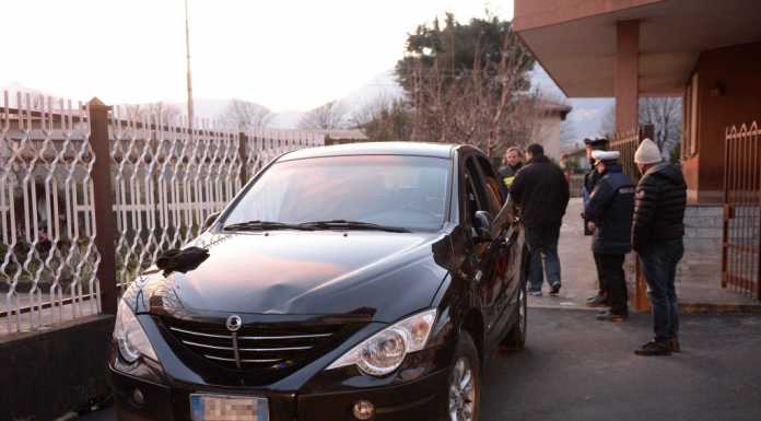 Dervio. Travolto dalla propria auto nel cortile di casa