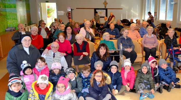 Mandello. Nonni e bimbi cantano, giocano e si divertono insieme