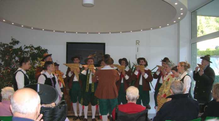 I Firlinfeu allietano l’Epifania dei nonnini all’Airoldi e Muzzi