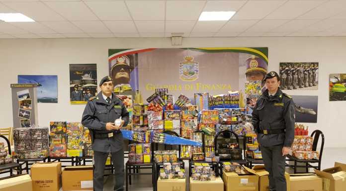 Comasco, sequestrati 380 chili di “botti” arrivati dalla Campania