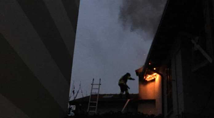 Acquate: a fuoco una canna fumaria, pompieri al lavoro