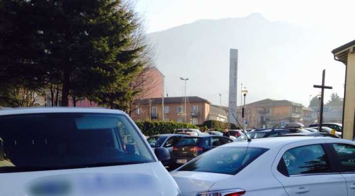 Problemi di ‘freno a mano’, auto in sosta finisce contro un furgone