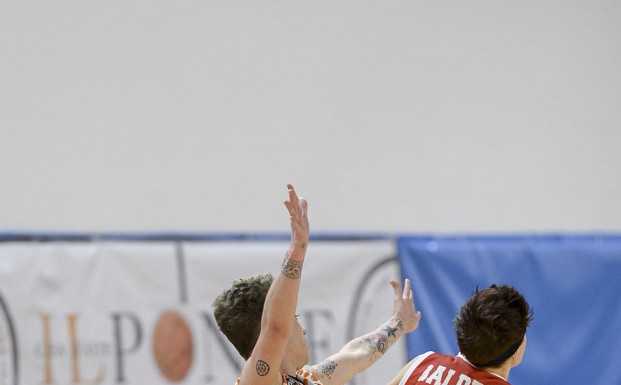 Basket A2, Costa ci prova ma Castelnuovo brilla di più