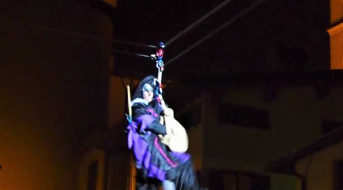 La Befana del Soccorso Alpino atterra a Barzio dal campanile