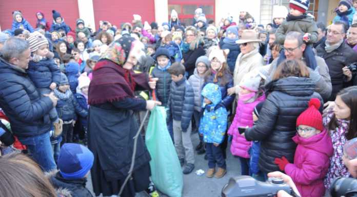 Lecco, in caserma la befana dei Vigili del Fuoco…sugli sci!