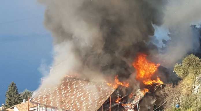 Brucia il tetto di una palazzina a Bellano, al lavoro i Vigili del Fuoco