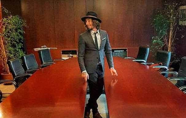 Brumotti di Striscia ancora a Lecco, fa visita agli uffici dell’Aler