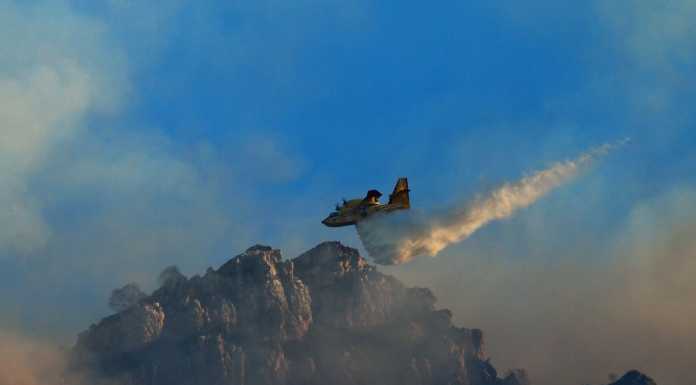 Incendio sul Due Mani, si continua a lavorare dal cielo e da terra