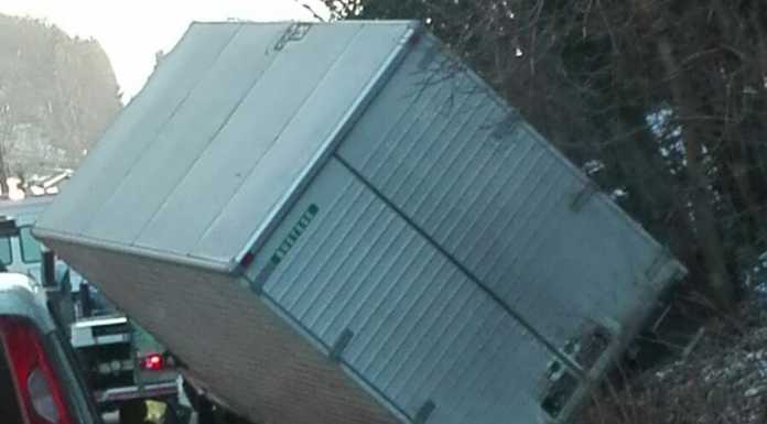 Balisio. Furgone esce di strada sulla provinciale e resta in bilico