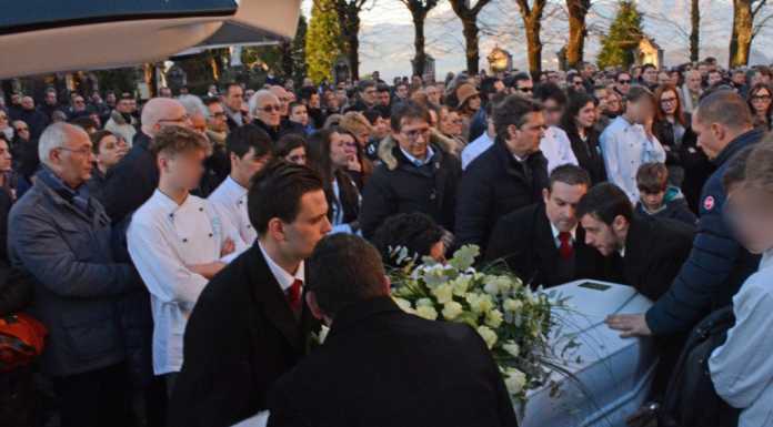 L’addio al giovane Riccardo. Il dolore dei genitori e degli amici