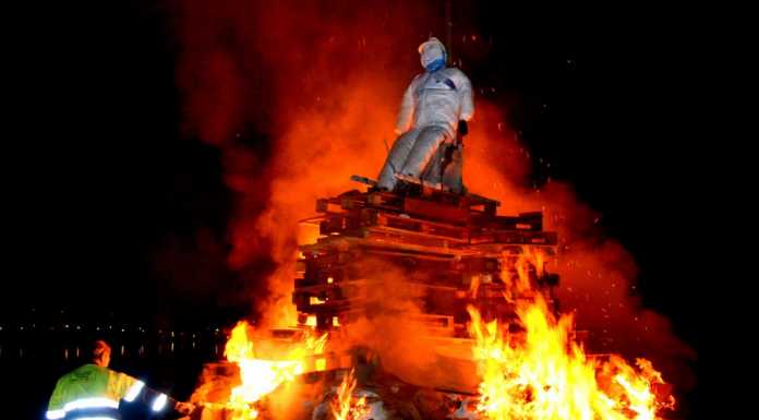 Mandello, è la notte del “ginèe”. Tutti in corteo poi il rogo in Poncia