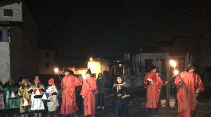 Civate festeggia la Giubiana, in tanti al corteo e falò