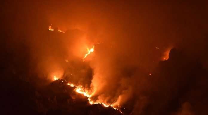 Notte di fuoco: Due Mani devastato dall’incendio (FOTO)