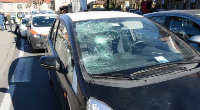 Paura in Largo Caleotto: auto travolge pedoni, tre i feriti