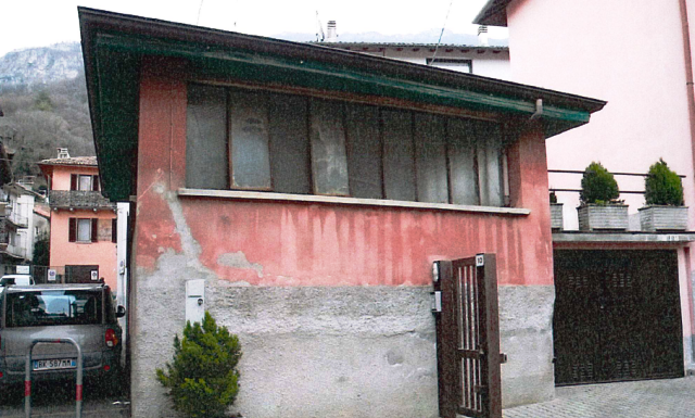 “Lavatoio in vendita, perché non abbatterlo e liberare la strada pubblica?”