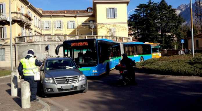 “Lascia” l’auto in rotonda e blocca il traffico in Largo Montenero