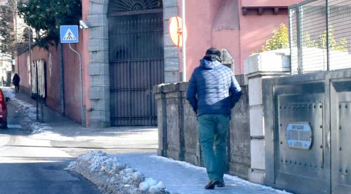 Marciapiedi ghiacciati, è polemica. L’assessore: “Date una mano”