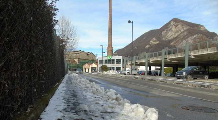 Calolzio. Ghiaccio sui marciapiedi, scoppia la polemica sui social